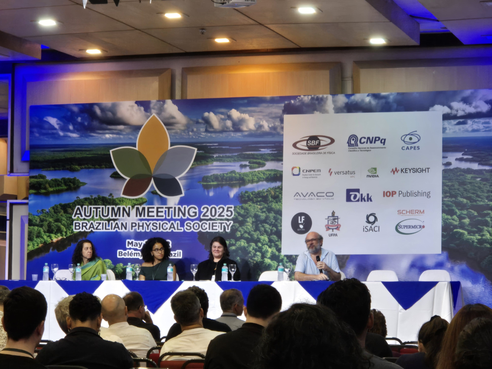 Pamela Costa Carvalho at the SBF Winter School plenary session