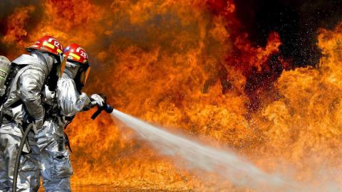 PROIBIDO UTILIZAR ÁGUA PARA APAGAR FOGO - Símbolo e texto